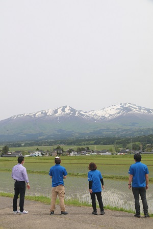 鳥海山を見つめるスタッフ