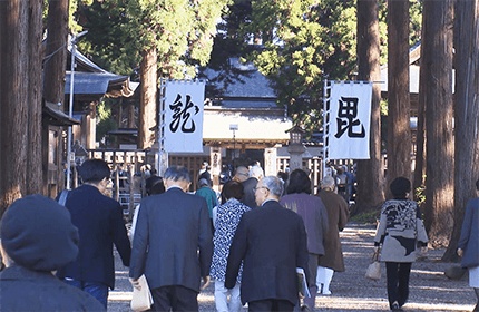 上杉の城下町・米沢市にある国指定の史跡、上杉家廟所。謙信の命日に歴代藩主をお参りする多くの市民の姿がみられます。