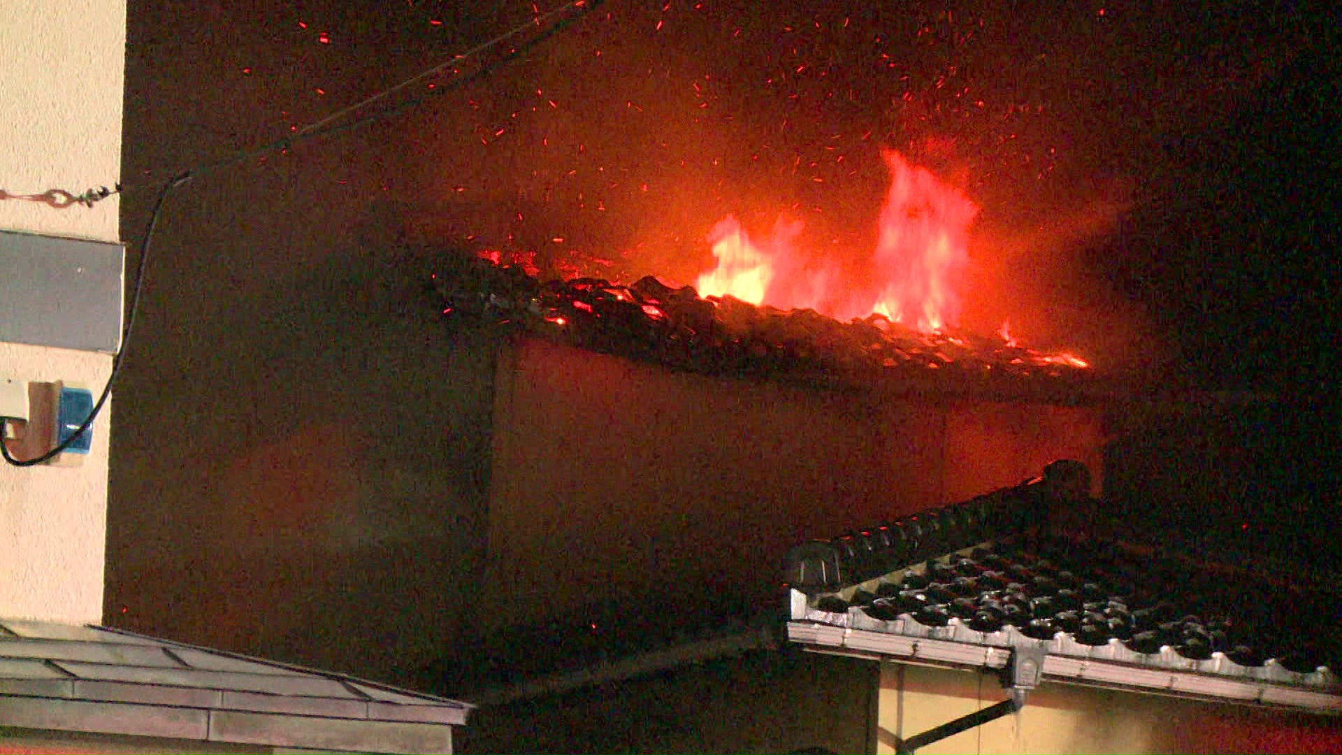 煙&火様 酒田市で住宅1軒全焼 家族3人が煙を吸い搬送 | YTS山形テレビ